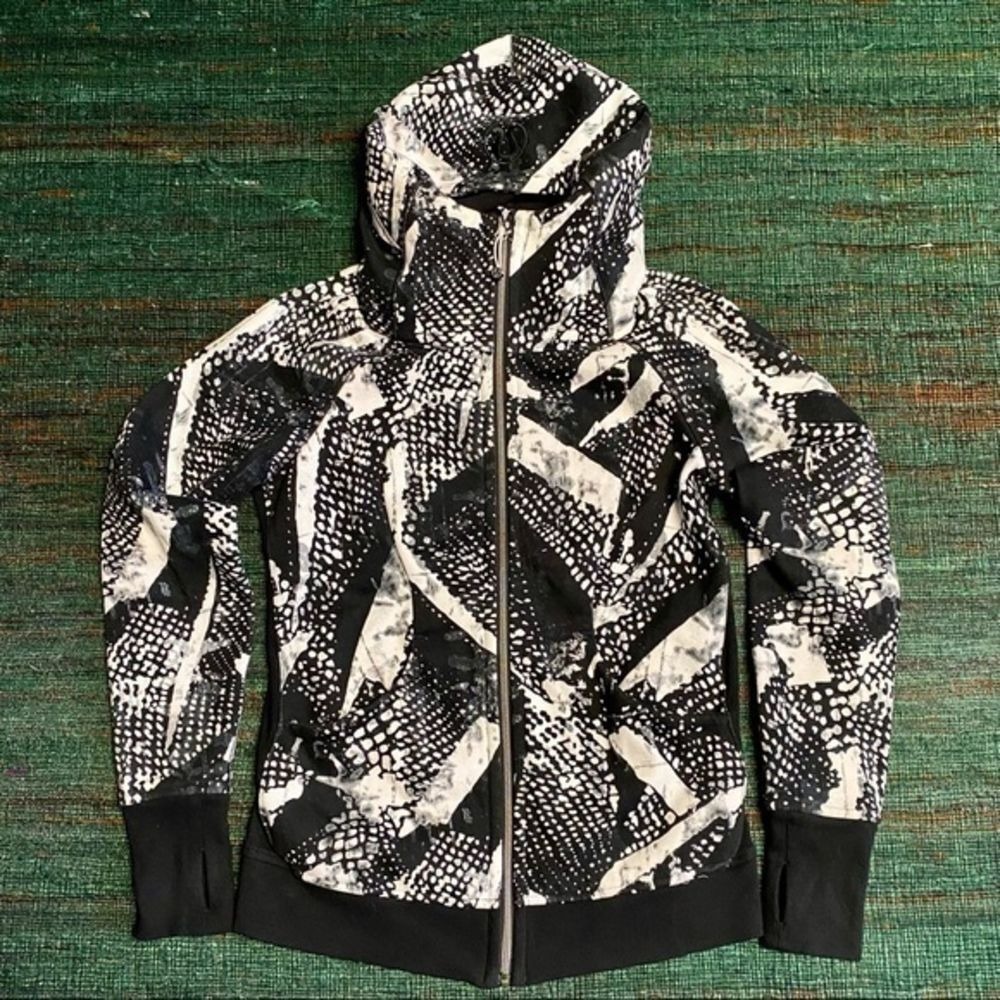 NWOT Lululemon graphic high‎ neck hoodie jacket.